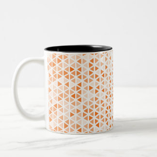 Geometrische mok met gele driehoeken