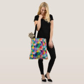 Geometrische regenboogkleuren tote bag (Op model)