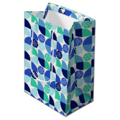 Geometrische sneeuwvlokken - Lichte achtergrond -  Medium Cadeauzakje (Voorkant Gekanteld)