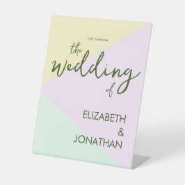 Geometrische verbondenheid van gesteente reclamebord met voetstuk