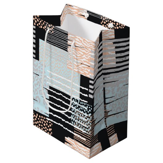 Geometrische vormen en strepen medium cadeauzakje (Voorkant Gekanteld)
