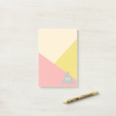 Geometrische vormen in pastelkleuren met monogram post-it® notes (Op bureau)