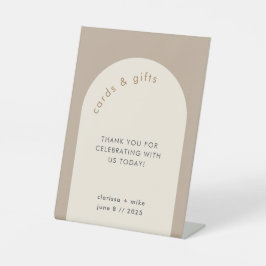 Geometrische zand Beige Arch Wedding Kaarten Reclamebord Met Voetstuk