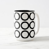 Geometrische zwart-witcirkel tweekleurige koffiemok (Voorkant rechts)
