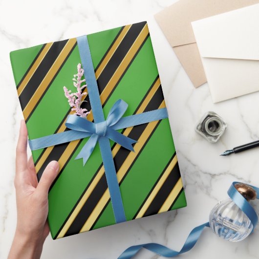 Geometrische zwarte en gouden strepen op groen cadeaupapier (Geschenken)