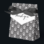 Geometrische zwarte en witte dank je cadeaudoos bedankdoosjes<br><div class="desc">Klassieke zwarte en witte cadeaudoos. Leest Hartelijk dank. Ideaal voor zwart-withuwelijken,  evenementen met zwart stropdas en andere evenementen. Ontworpen door Sarah Trett.</div>