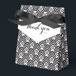 Geometrische zwarte en witte dank je cadeaudoos bedankdoosjes<br><div class="desc">Klassieke zwarte en witte cadeaudoos. Leest Hartelijk dank. Ideaal voor zwart-withuwelijken,  evenementen met zwart stropdas en andere evenementen. Ontworpen door Sarah Trett.</div>