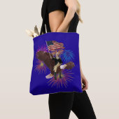 George Washington Riding Eagle met vlag Tote Bag (Dichtbij)