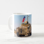 GEPANTSE PERSONEELSDRAGER - M2 Bradley Koffiemok (Voorkant links)