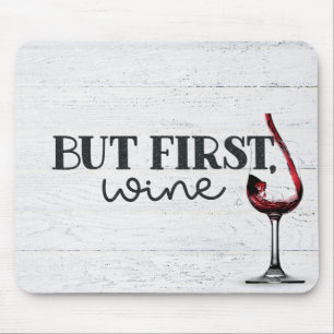 Gepantserde rode wijn op hout muismat