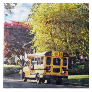 Geparkeerde schoolbus in de herfst tegeltje