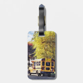 Geparkeerde schoolbus in het najaar bagagelabel (Achterkant verticaal)