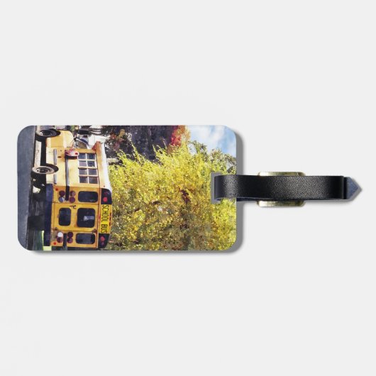 Geparkeerde schoolbus in het najaar bagagelabel (Achterkant horizontaal)