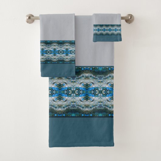 Gepattereerd in grijze en blauwe streep bad handdoek (Insitu)