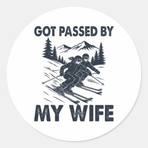 Geped By Mijn Vrouw Grappige Husnd Ski Liefhebber Ronde Sticker