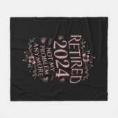 Gepensioneerd 2024 Mijn probleem niet meer, meer p Fleece Deken (Voorkant (Horizontaal))