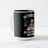 Gepensioneerd 2024 Mijn probleem niet meer, meer p Tweekleurige Koffiemok (Voorkant links)