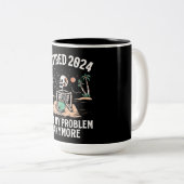 Gepensioneerd 2024 Mijn probleem niet meer, meer p Tweekleurige Koffiemok (Voorkant rechts)