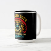Gepensioneerd 2024 Mijn probleem niet meer, meer p Tweekleurige Koffiemok (Voorkant rechts)