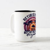 Gepensioneerd 2024 Mijn probleem niet meer, meer p Tweekleurige Koffiemok (Voorkant links)