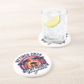 Gepensioneerd 2024 Mijn probleem niet meer, meer p Zandsteen Onderzetter (Zijkant)