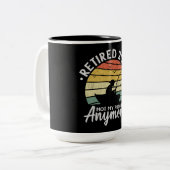 Gepensioneerd 2024 niet mijn probleem meer grappig tweekleurige koffiemok (Voorkant links)
