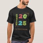 Gepensioneerd 2025 Grappig  Pensioen Humor Gifts T-shirt<br><div class="desc">Geniet van je pensioen met humor! Dit shirt in  stijl 'Retired 2025' is ideaal voor mannen en vrouwen die graag lachen. Met een grappig ontwerp en retro-vibes is het een ideaal geschenk voor gepensioneerden die willen genieten van hun gouden jaren in stijl."</div>