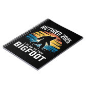 Gepensioneerd 2025 Ik ben van plan om Bigfoot pens Notitieboek (Linkerzijde)