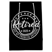 Gepensioneerd 2025 niet meer mijn probleem medium cadeauzakje (Achterkant)