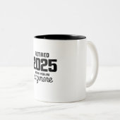 Gepensioneerd 2025 niet mijn probleem meer grappig tweekleurige koffiemok (Voorkant rechts)