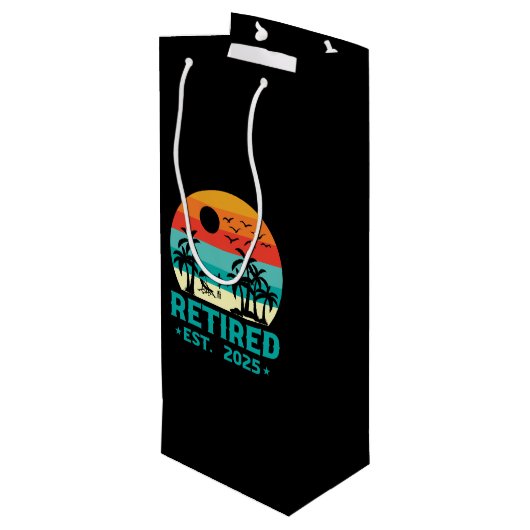 Gepensioneerd 2025 wijn cadeautas (Achterkant Gekanteld)