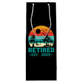 Gepensioneerd 2025 wijn cadeautas (Achterkant)