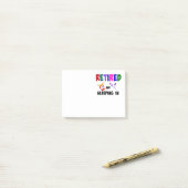 Gepensioneerd en ingeslapen post-it® notes (Op bureau)