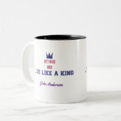 Gepensioneerd en leven als een koning tweekleurige koffiemok (Voorkant links)