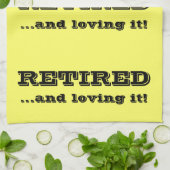 Gepensioneerd en liefhebbend Gepersonaliseerd keuk Theedoek (Gevouwen)