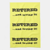 Gepensioneerd en liefhebbend Gepersonaliseerd keuk Theedoek (Verticaal)