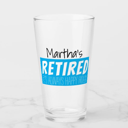 Gepensioneerd grappig happy hour gepersonaliseerd glas (Voorkant)