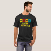 Gepensioneerd Ik werk periodiek humoristisch pensi T-shirt (Voorkant volledig)