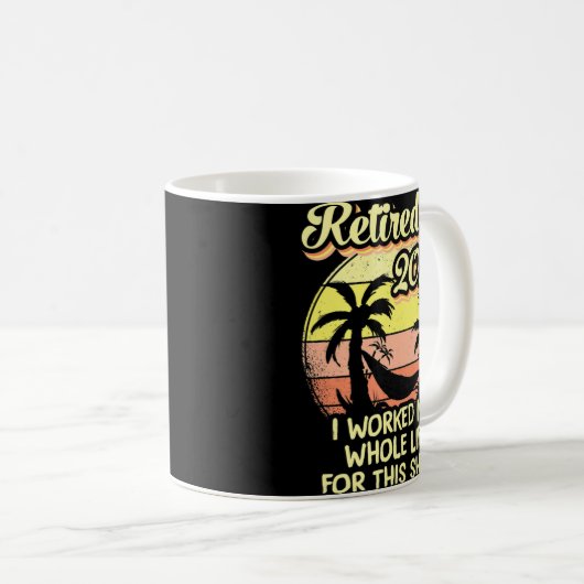 Gepensioneerd in 2022 werkte ik mijn hele leven la koffiemok (Voorkant rechts)