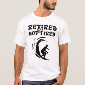 Gepensioneerd maar niet vermoeid pensioen surfen s t-shirt (Voorkant)