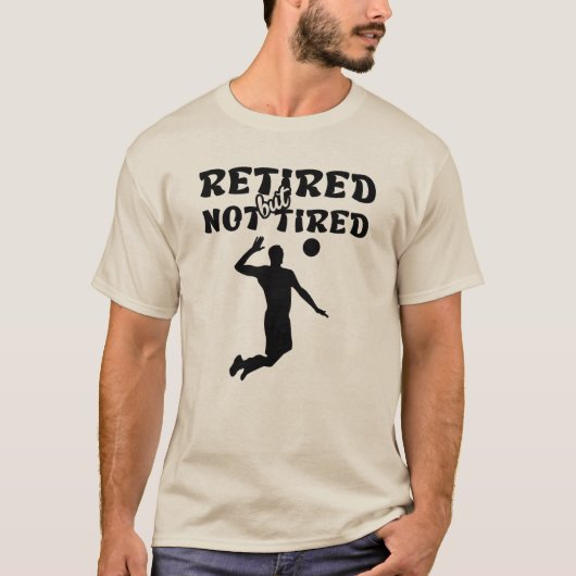 Gepensioneerd maar niet vermoeid pensioen volleyba t-shirt (Voorkant)