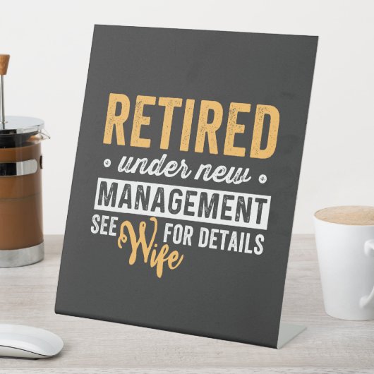 gepensioneerd onder nieuw management zie vrouw voo reclamebord met voetstuk (Insitu)