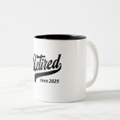 Gepensioneerd sinds 2025 Grappig pensioen Tweekleurige Koffiemok (Voorkant rechts)