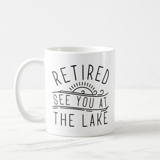 Gepensioneerd zie je bij het meer koffiemok (Links)