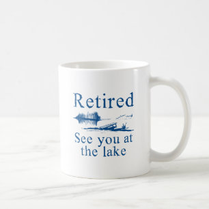 Gepensioneerd zie je bij het meer koffiemok