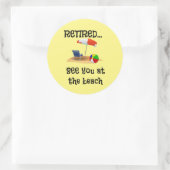 Gepensioneerd.. zie je bij het strand ronde sticker (Tas)