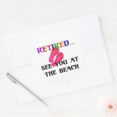 Gepensioneerd - Zie je bij het strand, roze Teensl Ronde Sticker (Envelop)