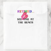 Gepensioneerd - Zie je bij het strand, roze Teensl Ronde Sticker (Tas)