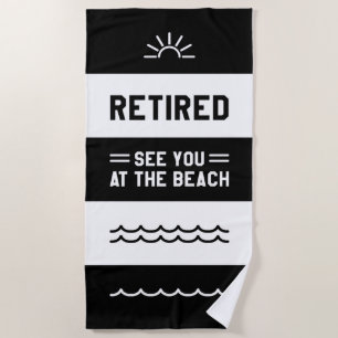 Gepensioneerd zie je bij het strand strandlaken