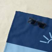 Gepensioneerd zie je bij het strand strandlaken (In situ)